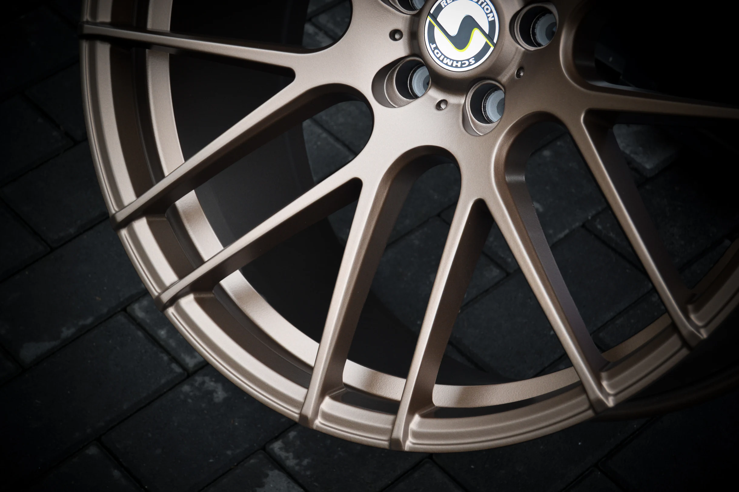 Detail der bronzefarbenen Speichen und des Felgenrands bei AT Plus.