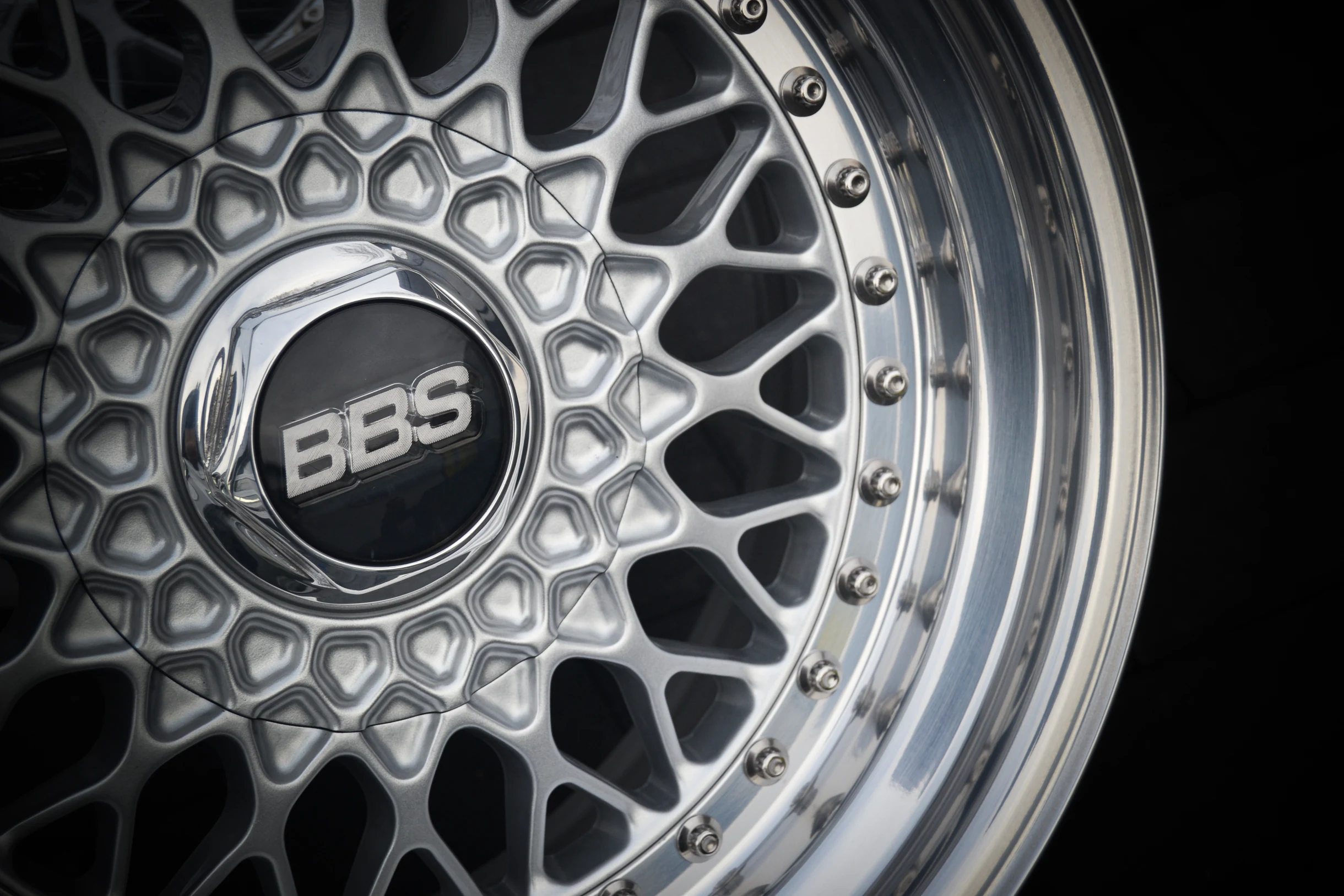 Nahaufnahme einer Kreuzspeichenfelge mit BBS-Nabendeckel bei AT Plus.