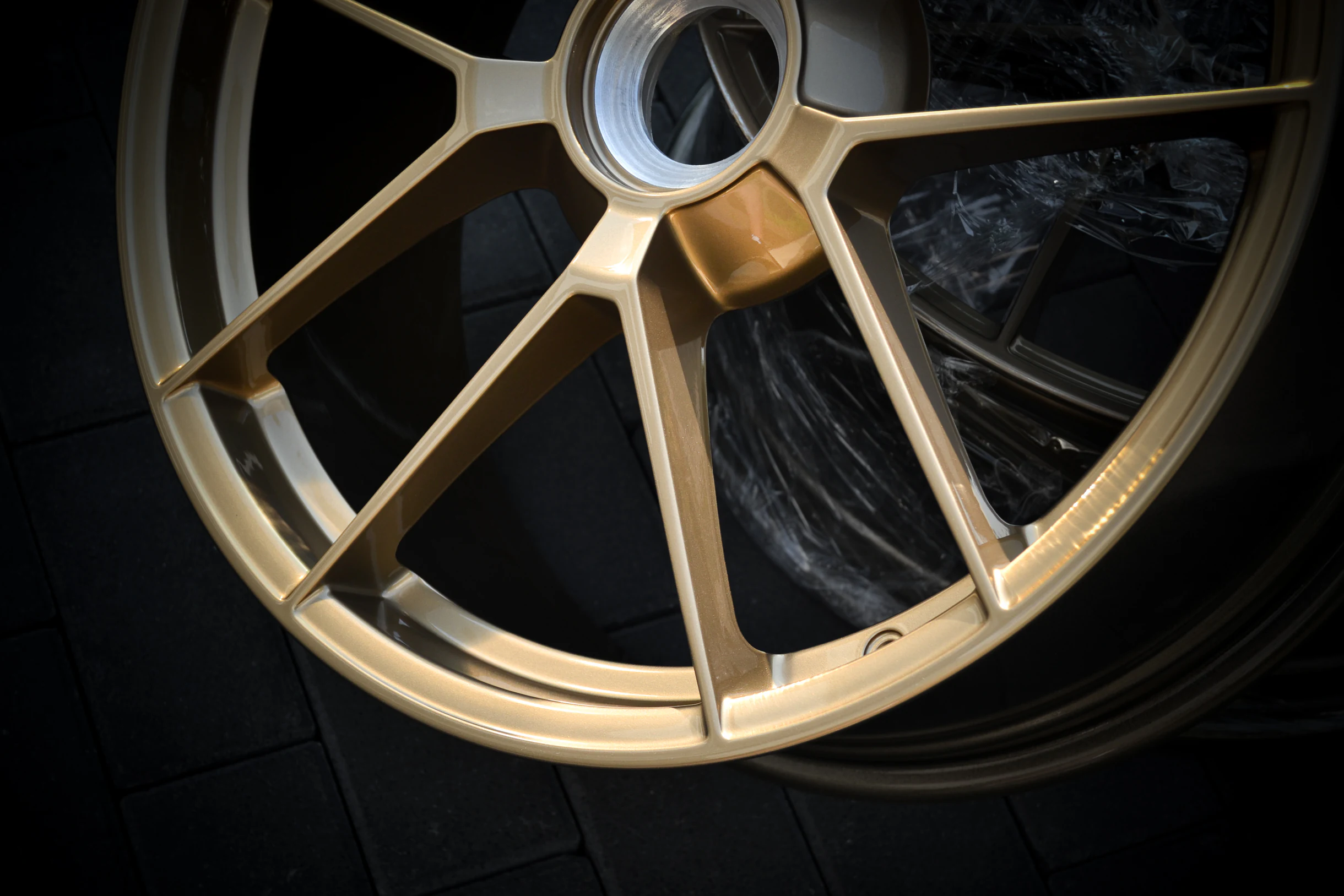 Detail der goldfarbenen Speichen und des Felgenbetts bei AT Plus.